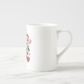 Love Grows Here – Modern Heart Typography ボーンチャイナマグカップ (右)