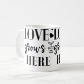 Love Grows Here Plants Flower Lover Gardening Gard コーヒーマグカップ (正面左)