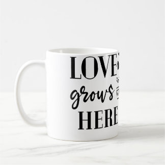 Love Grows Here Plants Flower Lover Gardening Gard コーヒーマグカップ