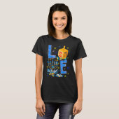 LOVE Hanukkah Decorations Cute Dreidel Menorah Jew Tシャツ (正面フル)
