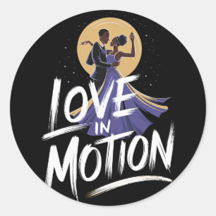 Love in Motion – ロマンチックなアフリカンダンスアート ラウンドシール