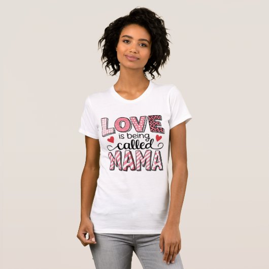 Love Is Being Called Mama Cute Patchwork Valentine Tシャツ (正面フル)