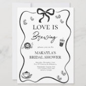 Love is Brewing Black Bow modern Bridal Shower 招待状 (正面)