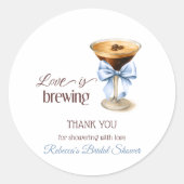 Love is Brewing Blue Bow Coffee Bridal Shower ラウンドシール (正面)