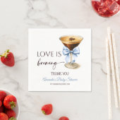 Love is Brewing Blue Coquette Bow Bridal Shower スタンダードカクテルナプキン (インサイチュ)