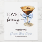 Love is Brewing Blue Coquette Bow Bridal Shower ワインラベル (シングルラベル)