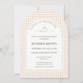 Love Is Brewing Bridal Shower Invitation | Gingham 招待状 (正面)