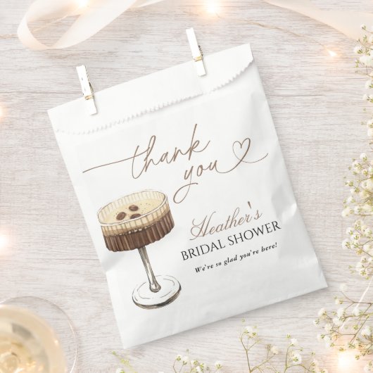 Love Is Brewing Espresso Martini Bridal Shower フェイバーバッグ (クリップ留めされた状態)