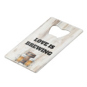 Love is Brewing Rustic Shower Bottle Opener Favor クレジットカード栓抜き (正面アングル)