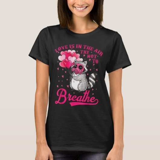 Love Is In The Air Try Not To Breathe Cute Raccoon Tシャツ (正面)