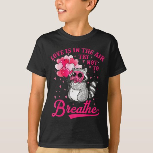 Love Is In The Air Try Not To Breathe Cute Raccoon Tシャツ (正面)
