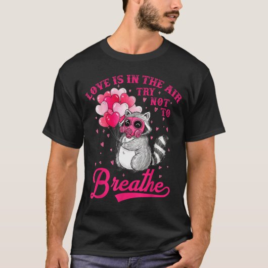 Love Is In The Air Try Not To Breathe Cute Raccoon Tシャツ (正面)