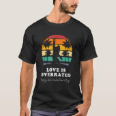 Love is Overrated Sasquatch Sarcastic Anti Valenti Tシャツ (正面)