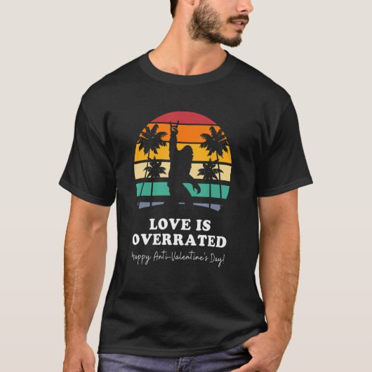 Love is Overrated Sasquatch Sarcastic Anti Valenti Tシャツ (正面)