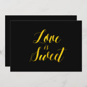 "Love is Sweet"と書かれた偽のゴールドフォイルを使ったおしゃれな結婚式の看板 招待状 (正面/裏面)