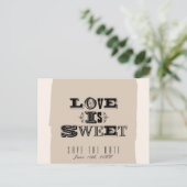 LOVE IS SWEET ベージュ ヴィンテージ ウェディング セーブ・ザ・デート 案内ポストカード (スタンド正面)