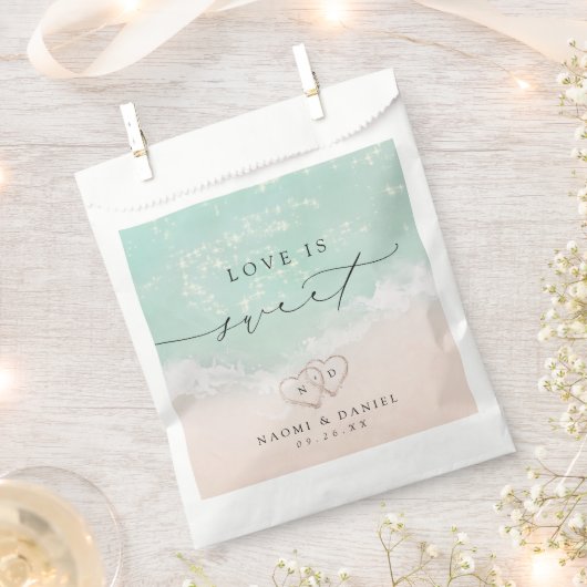 Love is Sweet Modern Script Beach Sand Hearts  フェイバーバッグ (クリップ留めされた状態)