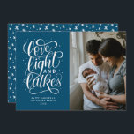 Love, Light and Latkes Photo Hanukkah シーズンカード<br><div class="desc">この写真モダンハヌカーのカードは、手文字のフレーズ「愛、光、ラケット」とおもしろいの手描きパターンをバックに備えている。</div>