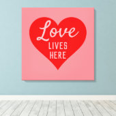 Love Lives Hereメッセージ キャンバスプリント (インサイチュ (ウッドフロア))