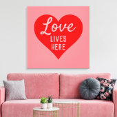 Love Lives Hereメッセージ キャンバスプリント (インサイチュ (リビング))