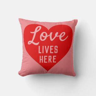 Love Lives Hereメッセージ クッション
