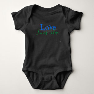 Love Lives Here乳児TシャツHAMbyWGベビーBodysu ベビーボディスーツ