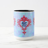 Love Lives Here，手書きの肯定 ツートーンマグカップ (中央)