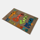  Love Lives Here Doormat, Colorful Welcome ドアマット (アングル)