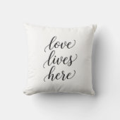 Love Lives Here Script Throw Pillow  クッション (正面)