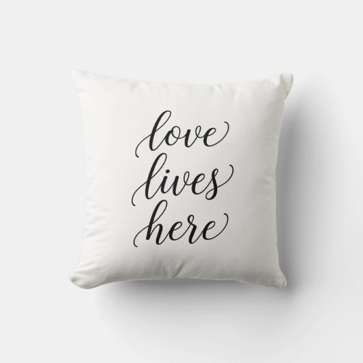 Love Lives Here Script Throw Pillow  クッション (正面)