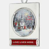 Love Lives Here – Snowy Church Christmas  シルバープレートバナーオーナメント (左)