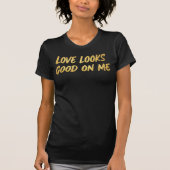 Love Looks Good On Me Radiant Heart Frequency Tシャツ (正面)
