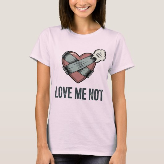 Love Me Not | 傷心ユーモアとエモーショナルな態度 Tシャツ (正面)