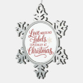 Love Needs No Labels — Especially at Christmas スノーフレークピューターオーナメント (右)