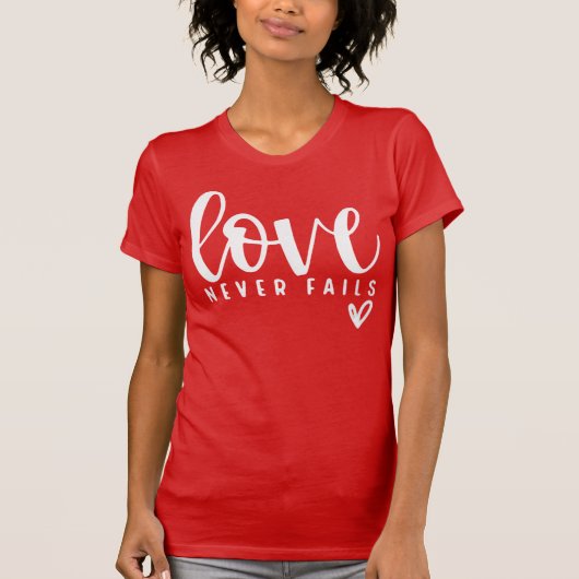 Love Never Fails Christian Valentine's Day Tシャツ (正面)