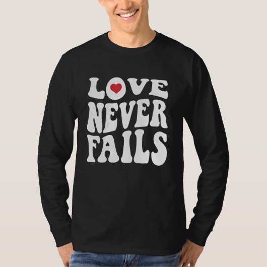 Love Never Fails Retro Positivity Quote Preppy Y2k Tシャツ (正面)