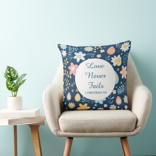Love Never Fails Throw Pillow クッション (椅子)