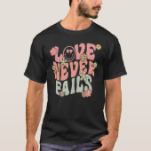 Love Never Fails With Words on Back Aesthetic Tren Tシャツ (正面)