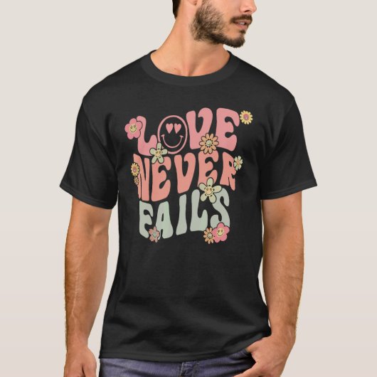 Love Never Fails With Words on Back Aesthetic Tren Tシャツ (正面)