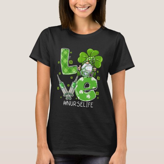 LOVE Nurse Life Irish Gnome Nurse Scrub St Patrick Tシャツ (正面)