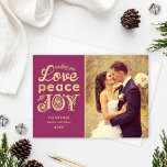 Love Peace and Joy Burgundyの金ゴールド結婚の写真 シーズンカード<br><div class="desc">ヴィンテージフェイクフォイルタイポグラフィホリデーフォトカードには、「愛と平和と喜びを願う」様式化された文字カスタム、可能な文字パーソナライズされたと、背面のフローラスクロールパターンが含まれている。ラズベリー/ブルゴーニュ赤の背景色はカスタマイズ、写真と一緒に調整することができる。</div>