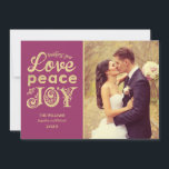 Love Peace and Joy Burgundyの金ゴールド結婚の写真 シーズンカード<br><div class="desc">ヴィンテージフェイクフォイルタイポグラフィホリデーフォトカードには、「愛と平和と喜びを願う」様式化された文字カスタム、可能な文字パーソナライズされたと、背面のフローラスクロールパターンが含まれている。ラズベリー/ブルゴーニュ赤の背景色はカスタマイズ、写真と一緒に調整することができる。</div>