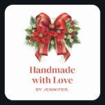 Love Redと金ゴールドChristmas Bowで手作り スクエアシール<br><div class="desc">赤と金ゴールドのフェスティバルクリスマスボウとラブステッカーで手作り。ポインセチアの花、松とクリスマスの装飾に囲まれた。</div>