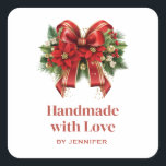 Love Redと金ゴールドChristmas Bowで手作り スクエアシール<br><div class="desc">赤と金ゴールドのフェスティバルクリスマスボウとラブステッカーで手作り。ポインセチアの花、松とクリスマスの装飾に囲まれた。</div>