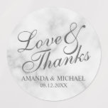 'Love & Thanks'スクリプトエレガント結婚式の引き出物ラベル ラベル<br><div class="desc">白いエレガント大理石の背景に、新郎新婦の名前とグレーのクラシックセリフのフォントスタイルで結婚の日付とグレーのスクリプトフォントスタイルでタイトル"Love & 感謝してい"を特徴とするデザイン。</div>