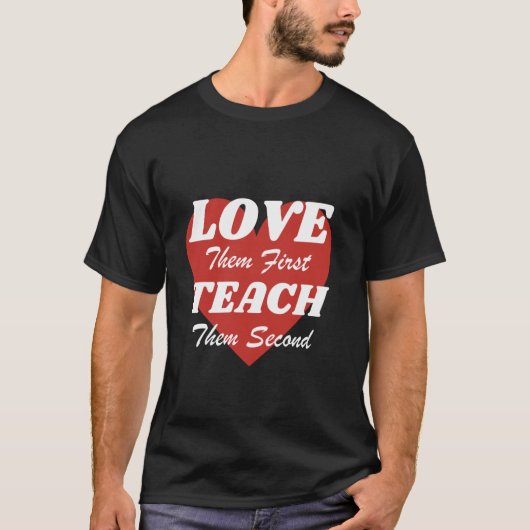 Love Them First Teach Them Second は素敵な教師に Tシャツ (正面)