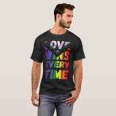 Love Wins Every Time LGBTQIA+ Rainbow Flag Gay Pri Tシャツ (正面フル)