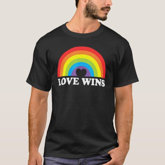 Love Wins LGBTQ Gay Pride Rainbow Lesbian Ally Com Tシャツ (正面)