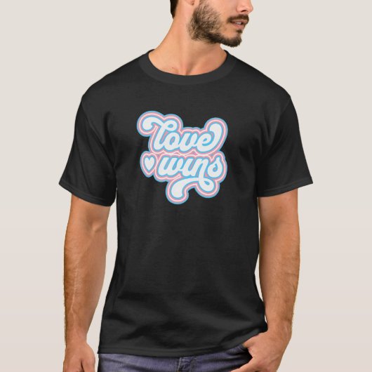 Love Wins Trans Pride Transgender Flag LGBTQ+ Retr Tシャツ (正面)