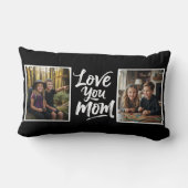 Love You Mom Two Photo Brush Script Keepsake ブラック ランバークッション (裏面)